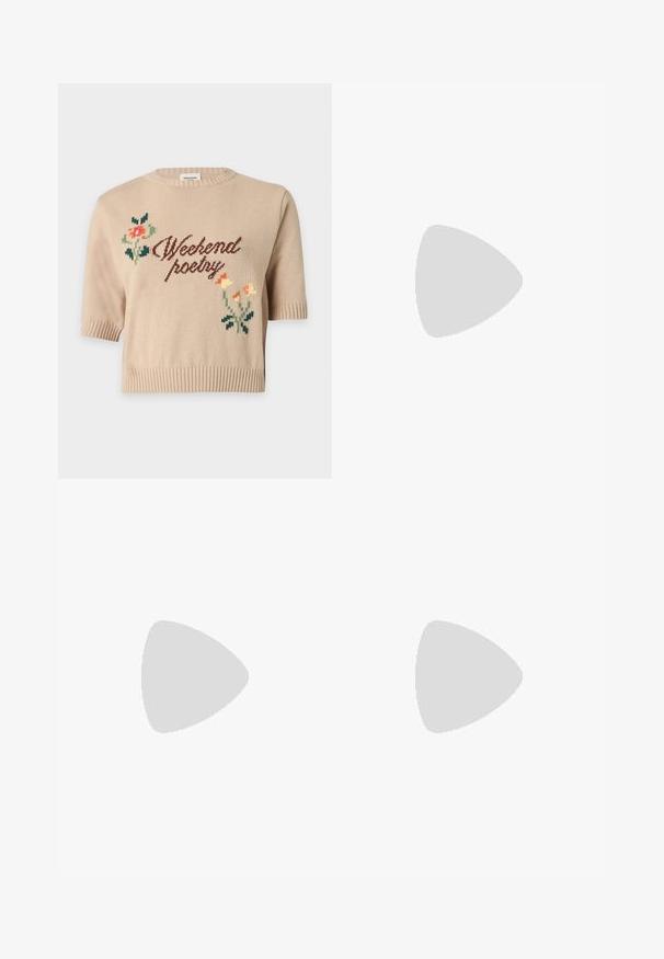Beige strik kortærmet sweater med teksten "Weekend poetry" og små farverige blomsterdesigns foran.; Blå denim jeans med lige ben-design, fem lommer og en knap-lukning. Har kontrast søm og en let falmning.; Sort læderballetsko med rund tå, glat tekstur, minimal syning og et fleksibelt såldesign.; Brun læder håndtaske i halvmåneform med gylden lynlås og justerbar skulderrem på hvid baggrund.