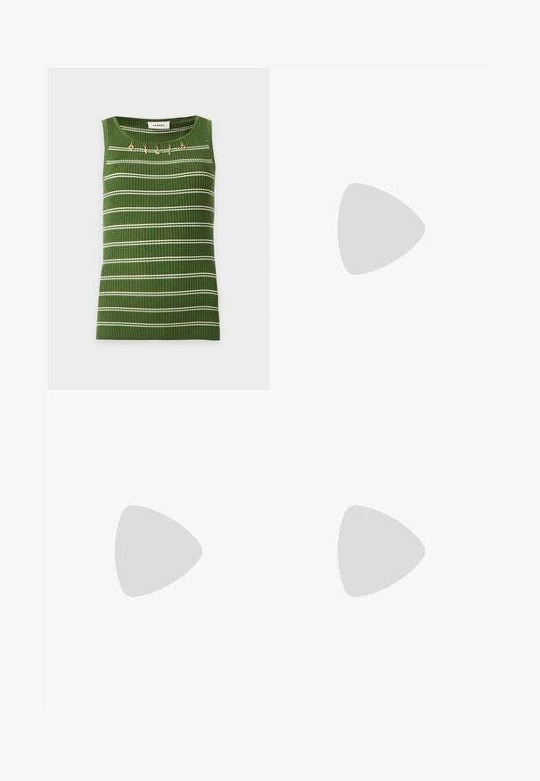 Top vert côtelé sans manches avec des rayures blanches horizontales et de petits charms dorés près de l'encolure ronde, étiqueté Sandro.; Short beige taille haute avec passants pour ceinture, plis à l’avant et jambes légèrement évasées.; Sandale à talon haut noire avec une bride étroite à la cheville, bout carré, cuir lisse et accent de boucle métallique.; Sac à main cylindrique noir avec des clous dorés et une bandoulière réglable, avec le logo "Michael Kors" en doré sur le devant.