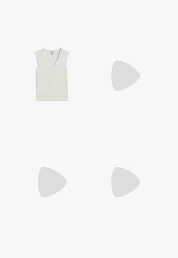 Mouwloze, geribbelde gebreide crèmekleurige top met V-hals en brede schouderbanden, plat neergelegd op een witte achtergrond.; Crème-kleurige shorts van gestructureerde stof met een subtiel patroon, voorzien van een sluiting met een knoop aan de voorkant en zijzakken.; Bruine suède open-toe sandaal met gekruiste bandjes, verstelbare enkelgesp en uniek gevormde houten blokhak.; Dubbelvoudige armband met witte parels en gouden accenten, gecombineerd met een rij heldere strass-steentjes voor extra sprankeling.