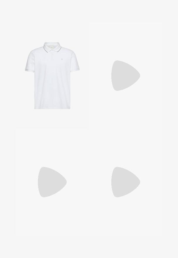 Polo blanc à manches courtes avec une patte de boutonnage à deux boutons, bordure grise au col et aux poignets, et petit logo "ck" brodé sur la poitrine.; Shorts en coton beige avec taille élastique, bouton avant et deux poches latérales. Présente des coutures discrètes et un petit logo sur le côté.; Mocassin en cuir noir brillant avec un détail de bride, posé sur un tapis beige près d'une table basse ronde en bois brun dans une pièce doucement éclairée.; Mallette en cuir noir texturé avec double poignées et tirettes de fermeture éclair argentées, centrée sur fond blanc.
