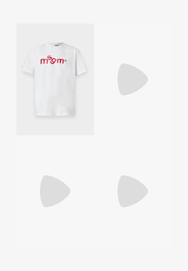 T-shirt blanc à manches courtes avec logo "msgm" brodé en rouge centré sur la poitrine, col rond et étiquette de la marque MSGM à l'intérieur du col.; Shorts cargo navy fabriqués avec deux poches zippées avec des accents rouges, devant plat et détails cousus.; Baskets montantes blanches en toile avec bout rond, œillets en métal et semelle en caoutchouc crème. Texture lisse avec des détails de design minimalistes.; Sac bandoulière noir compact avec une sangle réglable et un logo MOSCHINO vertical au centre du panneau avant, sur fond blanc.