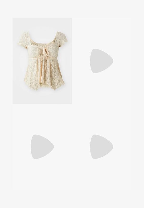 Top en dentelle beige clair. Il est doté de manches courtes, d'un col carré, d'un nœud à l'avant et d'un ourlet évasé. Motif floral texturé sur l'ensemble.; Pantalon blanc à jambes larges avec des pois marron, poches avant, passants de ceinture et une fermeture à double bouton à la taille.; Chaussure plate Mary Jane en beige peluche avec bout arrondi, sangle réglable avec boucle circulaire et semelle noire sur fond blanc.; Petit sac à main noir brillant avec deux longues anses et des détails à cordon sur les côtés sur un fond clair uni.