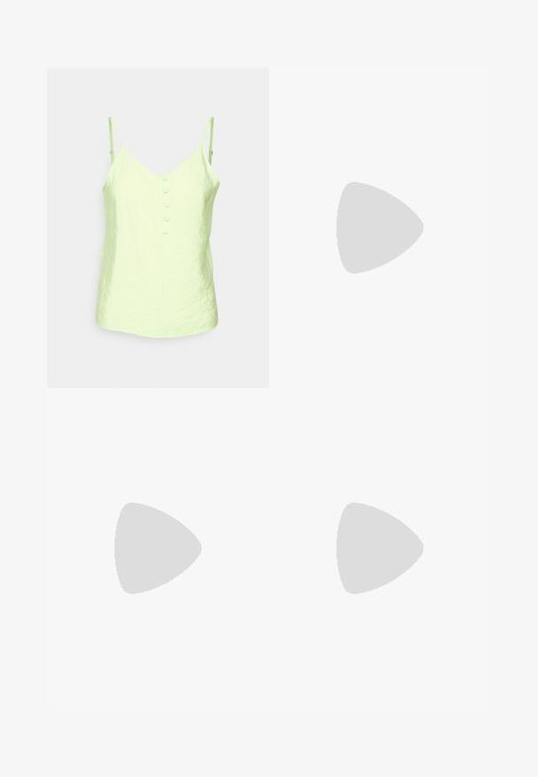 Vero Moda Petite VMQUEENY SINGLET V NECK  - Top - sharp green; Čierna plisovaná sukňa so širokým pásom, s jednotnými vertikálnymi skladmi po celom obvode. Hladký povrch s plynulým dizajnom.; Steve Madden MILANO - Sandále na vysokom opätku - black; Čierne slnečné okuliare v štýle mačacích očí s tmavošedými sklami, elegantným plastovým rámom, špicatými rohmi a rovnými stranami. Bez viditeľného hardvéru alebo akcentov.