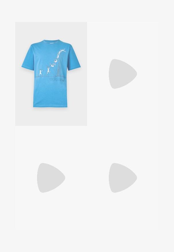Blaues Baumwoll-T-Shirt mit einem grafischen Druck von stilisierten Figuren in Bewegung, mit dem Adidas-Logo in einem dunkleren Farbton nahe dem Saum.; Navyblaue Jogginghosen aus einem weichen Baumwollmix, mit einem elastischen Bund und Kordelzug sowie einem kleinen Markenpatch an der Hüfte.; Weißer Sneaker mit glattem Lederobermaterial und niedrigem Profil. Verfügt über eine runde Zehenpartie, sechs Ösen und eine strukturierte Gummisohle.; Schwarze Nylon-Umhängetasche mit verstellbarem Riemen, flachem Design und seitlichem Etikett mit Logo. Glatte Textur und minimalistischer Stil.