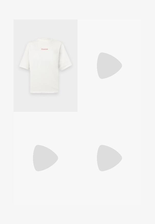 Weißes Baumwoll-T-Shirt mit Rundhalsausschnitt und kurzen Ärmeln. Auf der Vorderseite befindet sich ein kleines rotes „PEGADOR“-Logo. Weicher Stoff, lockere Passform.; Cremefarbene Jogginghose aus einem weichen Material, mit einem Kordelzugbund und ausgestellten Beinen. Subtiles Logo-Detail an der linken Hüfte.; Beige Sneakers mit strukturierten cremefarbenen Paneelen und braunen Streifen, kombiniert mit blauen Jeans. Die Jeans haben einen weiten Beinschnitt und einen fransigen Saum.; Zign Shopping Bag - light brown