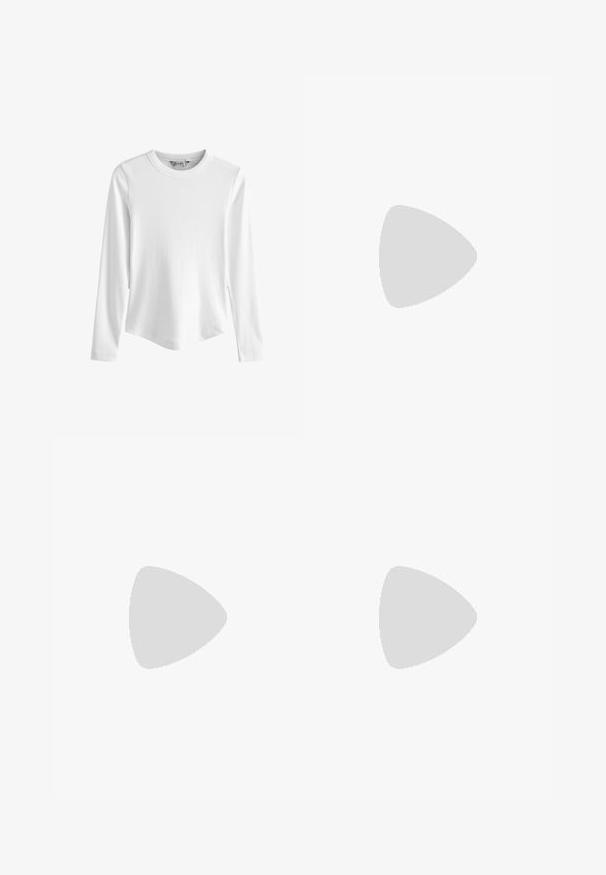 Haut blanc à manches longues côtelé avec encolure ronde et ourlet légèrement arrondi, présenté sur un fond blanc uni.; Jean en denim bleu foncé à jambes larges, taille haute, cinq poches et fermeture à bouton. Le tissu a une texture lisse avec un léger délavage.; Mocassin marron en daim avec détails cousus et petit talon, présenté de profil sur fond blanc.; Sac à main en daim marron doux avec une poignée supérieure unique et des détails latéraux froncés maintenus par des sangles en cuir et des anneaux métalliques.