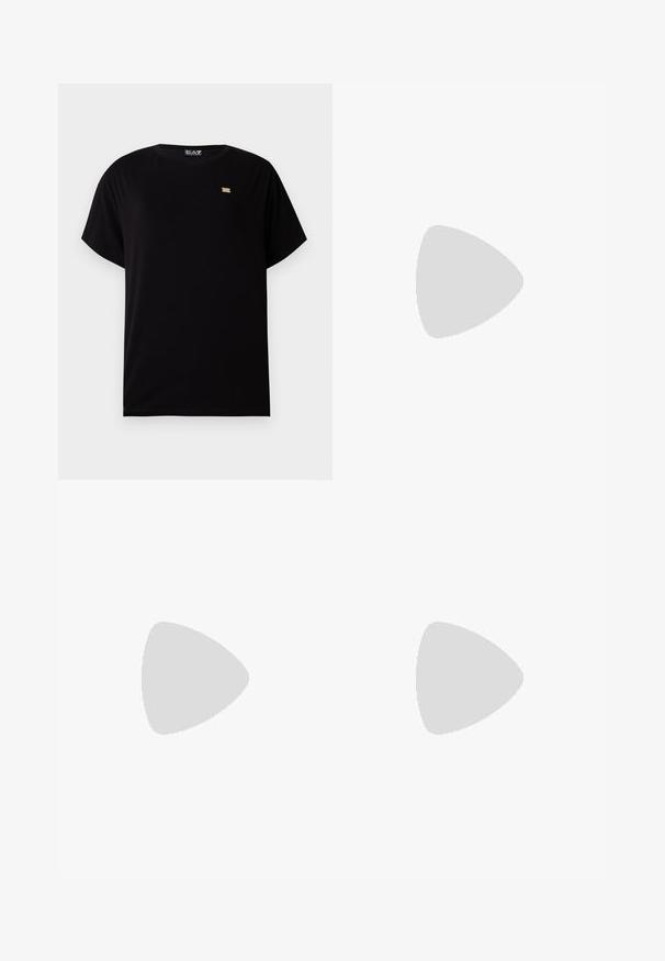 Schwarzes T-Shirt aus weichem Stoff mit Rundhalsausschnitt, kurzen Ärmeln und einem kleinen goldenen Logoakzent in Brustnähe.; Strickrock in Hellgrau mit strukturiertem Bobbel-Design, elastischem Bund und kontrastierendem blauen gewellten Saum. Lange, enganliegende Silhouette.; Damen-Slingback-Schuh aus weißem Leder mit spitzer Spitze, niedrigem Kitten-Heel und kleiner dekorativer Schleife oben, seitlich dargestellt.; Seidenschal mit weißem Rand und rotem Paillettenmuster in Sternform, gebrandet mit Moschino in zwei Ecken.