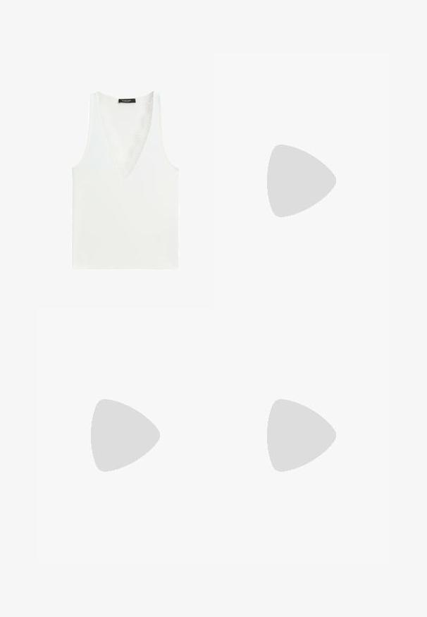 Witte mouwloze geribbelde top met diepe V-hals afgewerkt met kant, merklabel zichtbaar bij de halslijn.; Witte wijde broek met elastische tailleband en trekkoord, gemaakt van lichtgewicht stof.; Beige teenslipper met gestructureerde zool en bronzen metalen Y-vormige banden op een witte effen achtergrond.; Crèmekleurige stoffen schoudertas met oogjesbloemenborduursel en een enkele zachte band.