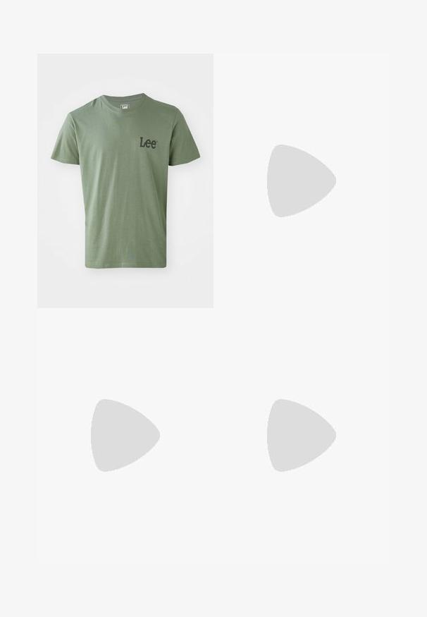 Lee Camiseta estampada - olive stone; Pantalones de pana color verde oliva con acanalado vertical, que presentan un cierre de botón y un diseño de pierna recta. Textura suave con un ajuste clásico.; Botín de cuero negro hasta el tobillo con diseño de cordones, suela de goma gruesa, acabado texturizado y costuras reforzadas. Presenta un diseño minimalista de marca.; Cinturón de cuero negro con hebilla de metal plateado, costuras blancas contrastantes y superficie lisa. Incluye múltiples orificios de ajuste.