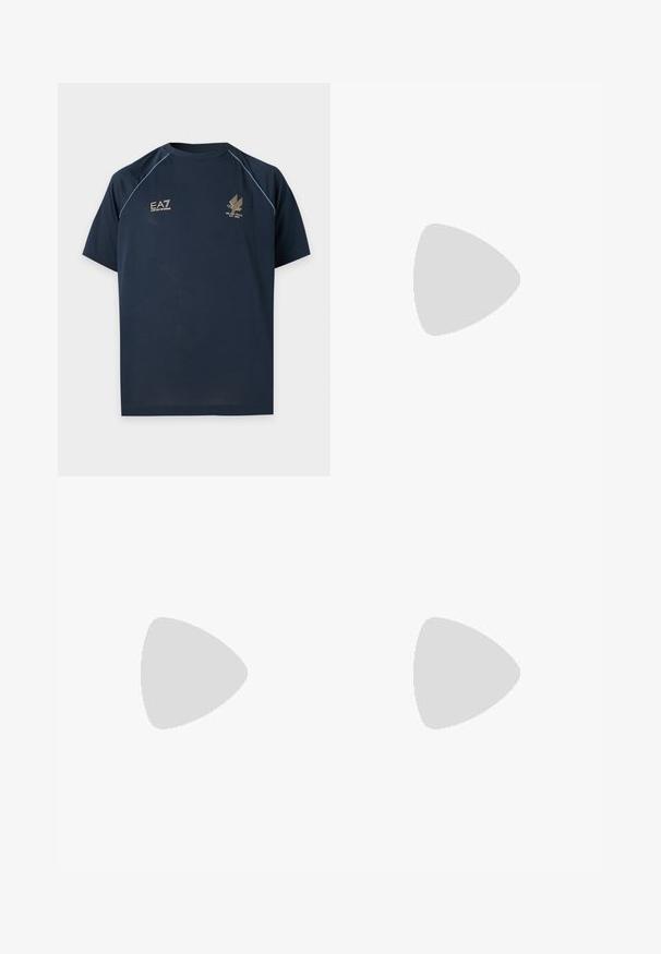 Marineblaues kurzärmeliges Sportshirt mit rundem Ausschnitt, weißen Paspeln auf den Schultern und zwei goldenen Logos auf der Brust.; Graue Baumwoll-Sweatpants mit elastischem Bund und zulaufenden Beinen. Besitzt ein weißes Logo auf dem linken Oberschenkel. Glatte Textur.; Weißer Sneaker mit strukturiertem Obermaterial aus Wildleder und Leder. Verfügt über eine runde Zehenpartie, Schnürverschluss und eine kontrastierende beige Gummisohle.; Schwarze Bauchtasche mit Frontreißverschlusstasche und silbernem Adlerlogo, glattes Gewebe mit strukturiertem Besatz und Reißverschlussanhängern.