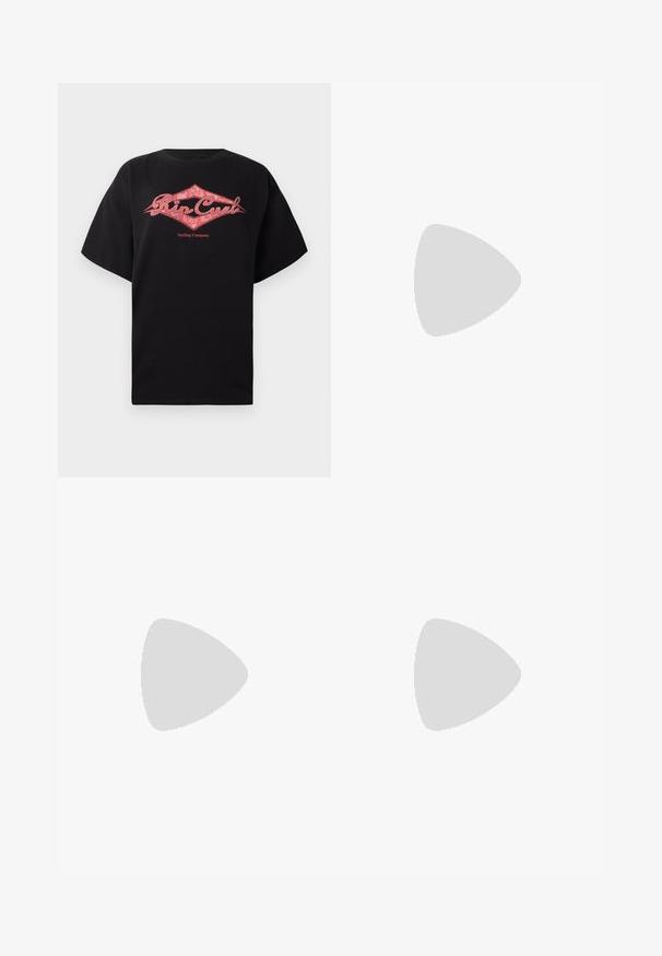 T-shirt noir à manches courtes avec logo rouge "Rip Curl Surfing Company" et design floral en forme de diamant sur la poitrine.; Jean noir taille haute à jambes larges avec poches avant et fermeture à bouton, présenté sur un fond blanc uni.; Baskets montantes noires avec des lacets blancs, un logo blanc et des coutures blanches contrastées. Dotées d'une épaisse semelle blanche et d'un dessus en daim texturé.; Lunettes de soleil noires en forme d'œil de chat avec une finition mate, dotées de verres teintés gris, d'angles aigus et de branches élégantes. Nom de la marque visible sur la branche intérieure.