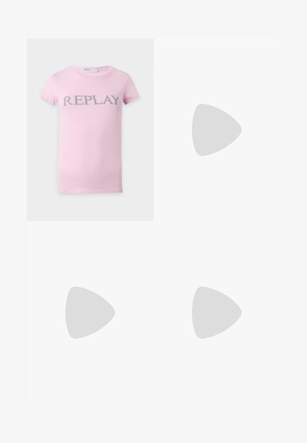 Hellrosa kurzärmliges T-Shirt mit grauem Großbuchstaben-"REPLAY"-Text über der Brust vor einfarbigem Hintergrund.; Replay BECKA PANTS - Jeans Relaxed Fit - medium blue; Schwarze Sandale aus Lackleder mit hohem Absatz, dünnem Knöchelriemen, offenem Zehenbereich und minimalistischem Design auf hellem, einfarbigem Hintergrund.; Schwarze Lederschultertasche mit verstellbarem Riemen und zwei großen dekorativen schwarzen Lederblumen mit Metallösen auf der Vorderseite.