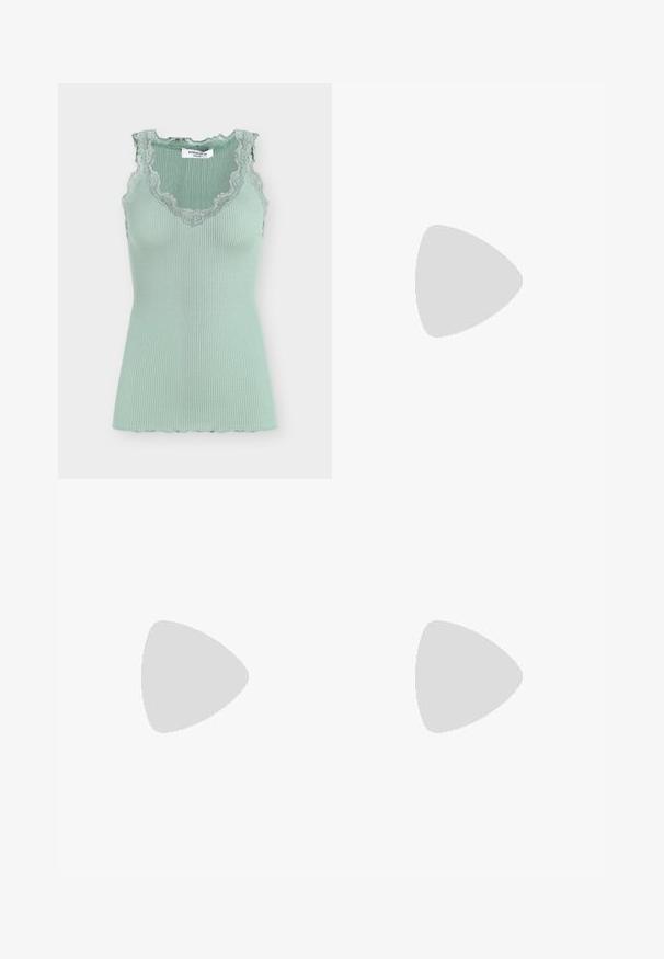 Haut sans manches côtelé vert menthe avec bordure en dentelle le long de l'encolure en V et des emmanchures, présenté sur un fond neutre.; Pantalon ample vert olive avec taille élastique et bas froncés, en tissu léger.; Ballerines en peluche brun avec un bout rond et une texture douce. Design à profil bas, avec une partie supérieure douce et une semelle noire.; Sac à main en suède vert à forme hobo, avec une seule sangle et une texture lisse. Remarquable par son design minimaliste et sa silhouette incurvée.