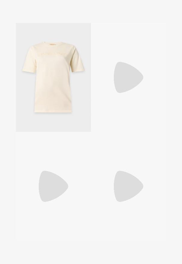 T-shirt crème à manches courtes avec col rond et "Michael Kors" brodé sur la poitrine avec un fil assorti.; Pantalons à jambes larges de couleur crème claire, fabriqués en tissu lisse avec deux poches avant et une couture visible sur la taille.; Ballerines en cuir noir avec un bout rond, texture lisse, détails de couture minimalistes et design de semelle flexible.; Sac à bandoulière en cuir texturé rose avec fermeture éclair dorée et bandoulière réglable, avec petit logo doré "Michael Kors" sur le devant.