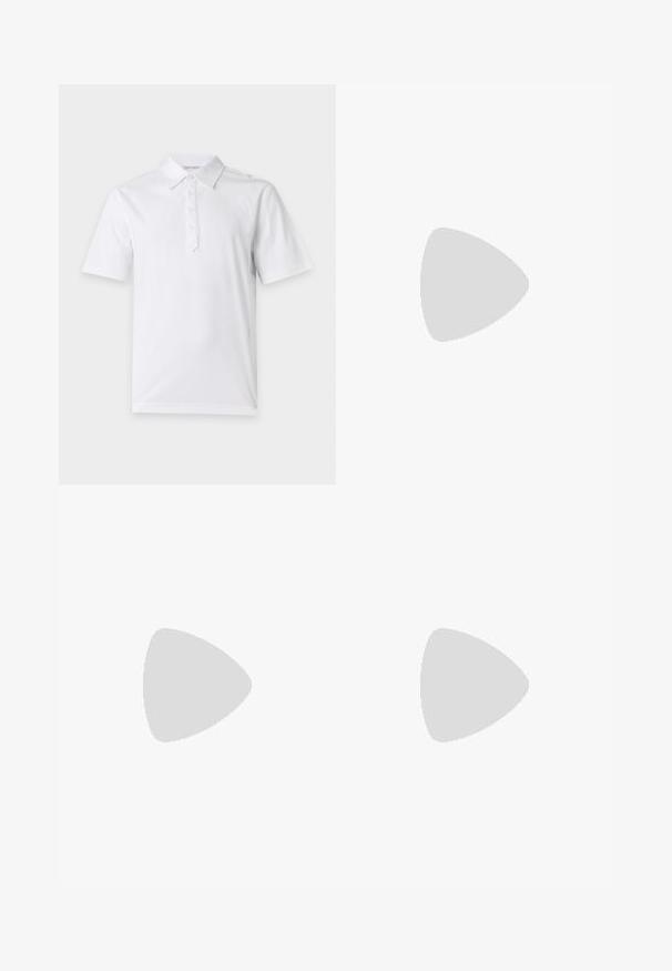 Weißes kurzärmeliges Poloshirt mit Kragen und vier Knöpfen auf einer Knopfleiste, dargestellt auf einem einfarbigen hellen Hintergrund.; Dunkelgraue Jeans aus Denim mit geradem Bein, fünf Taschen, dezentem Ausbleichen und genähten Details entlang der Nähte.; Schwarze Lederleter mit einer abgerundeten Zehenpartie, ausgestattet mit goldenen Hardwareakzenten und Stichdetails, auf einer niedrigen, strukturierten Gummisohle.; Schwarze, strukturierte Leder-Aktentasche mit Doppelgriffen, abnehmbarem Schulterriemen und oberem Reißverschlussverschluss auf hellem, einfarbigem Hintergrund.