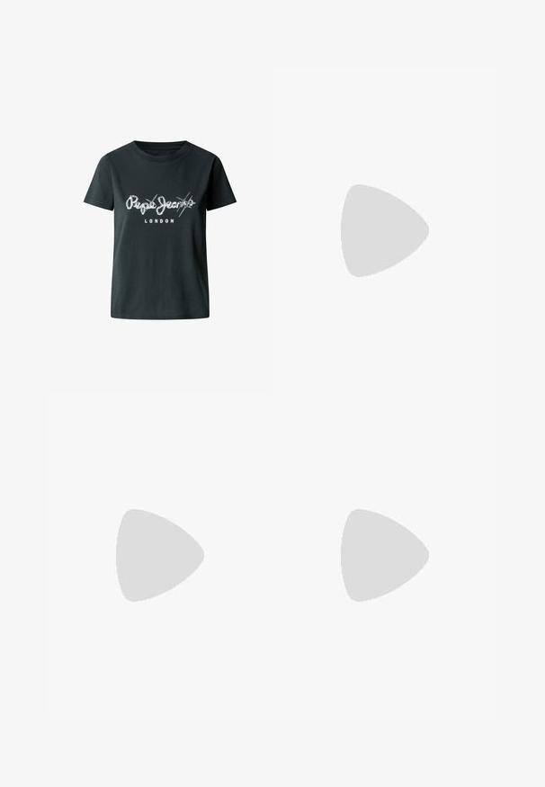 Camiseta de algodón negra con un logotipo blanco desgastado "Pepe Jeans LONDRES" en el pecho, de manga corta y cuello redondo.; Pantalones anchos y negros hechos de una tela texturizada. Presentan una cinturilla elástica con un cordón blanco y bolsillos frontales con costuras diagonales.; Botas de cowboy de cuero marrón con costuras en forma de llama, cremallera lateral, tachuelas plateadas, punta puntiaguda y tacón apilado.; Pequeño bolso negro brillante con dos asas largas y detalles de cordón lateral sobre un fondo claro liso.