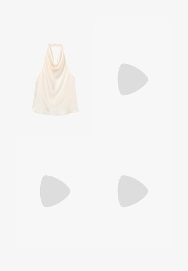 Cremefarbenes ärmelloses Neckholder-Top mit drapiertem Wasserfallausschnitt und Rückenverschluss.; Hellblaue Denim-Shorts mit Fünf-Taschen-Design, Gürtelschlaufen, Knopfverschluss und rohen Saumkanten.; Dunkelblaue Gummi-Zehensandale mit strukturierter Sohle und Y-förmigem Riemen auf schlichtem hellem Hintergrund.; Schwarze gewebte Handtasche mit einem geflochtenen Griff, rechteckiger Form und glänzend strukturierter Oberfläche.