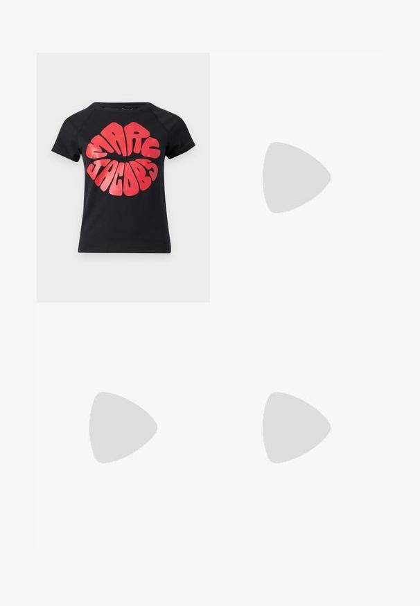 Schwarzes T-Shirt mit kurzen Ärmeln und großem, fett gedrucktem roten Schriftzug "Marc Jacobs" in einer abgerundeten, bubbleartigen Schrift, der mittig auf der Vorderseite angebracht ist.; Helles blaues Jeans-Minikleid mit tailliertem Bund, vorderem Knopfverschluss und zwei seitlichen Taschen. Verfügt über rohe Säume und kontrastierende Nähte.; Schwarze Ledersandale mit niedrigem Kittenabsatz, Knöchelschnalle und kleinem goldfarbenem Anhänger vor einfachem hellem Hintergrund.; Schwarze Schultertasche aus Lackleder mit silberner Schnalle und silbernem Kettenriemen, auf hellem einfarbigen Hintergrund präsentiert.