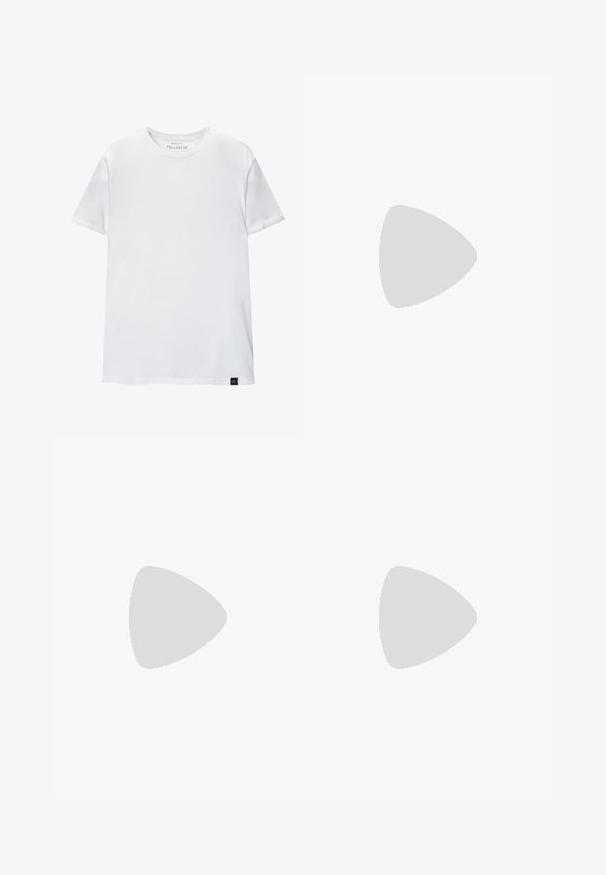 Weißes Muskel-fitt T-Shirt aus Baumwolle. Rundhals, kurze Ärmel, glatte Textur. Kleines schwarzes Logo-Tag am Saum. Schlichtes Design.; Schwarze knielange Shorts mit Gürtelschlaufen, Vorderfalten und einem verdeckten vorderen Verschluss, auf weißem Hintergrund dargestellt.; Hellrosa Wildlederschuh mit runder Spitze, Schnürdesign und cremefarbenem Akzentetikett. Verfügt über eine beige Gummisohle für zusätzlichen Halt.; Beiger geflochtener Stoffgürtel mit goldfarbener Metallschnalle und Wildlederakzenten, auf weißem Hintergrund aufgerollt.