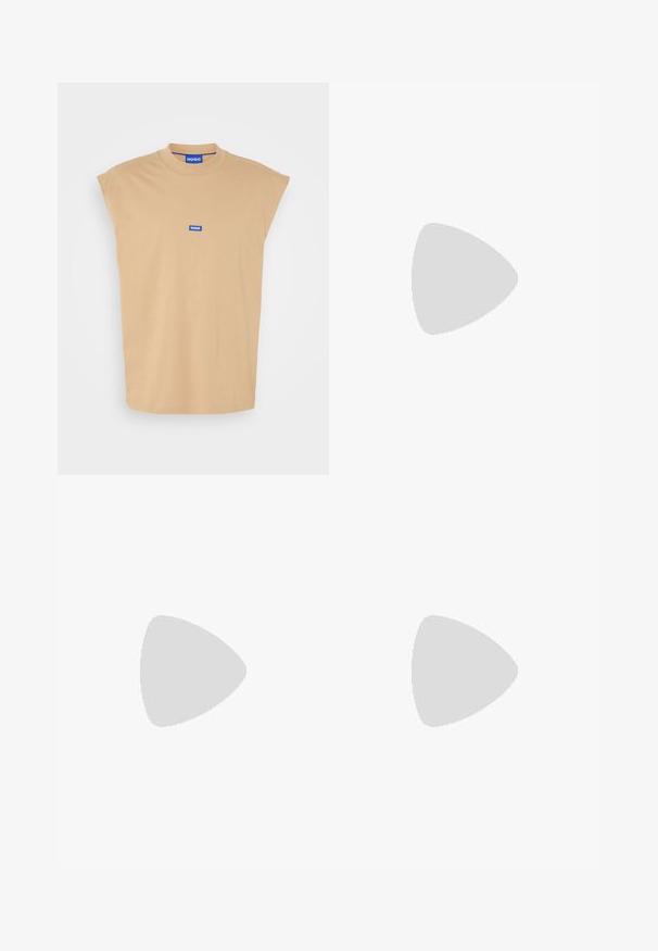 Beige bomulds t-shirt med høj halsudskæring og korte, kvæstede ærmer. Har en blå "HUGO" logo-patch på brystet. Glat tekstur.; Beige bomulds-sweatpants med elastisk talje, tapered ben og broderedetaljer i siden, med en blød tekstur og enkelt design.; Sort læderloafer med chunky gummisål, syet overdel og præget mærkenavn på hælen, vist i sideprofil på hvid baggrund.; Sorte rektangulære solbriller med mørkerøde linser, med en mat finish og rød logo på stangen. Solid plastikramme.