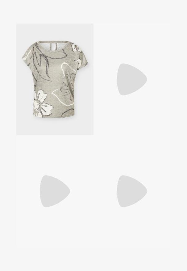 Haut gris clair à manches courtes avec grand imprimé floral blanc et gris foncé et encolure ronde, détail œillet dans le dos.; Pantalons larges gris en tissu texturé, avec une taille haute, des plis à l'avant et une coupe droite jusqu'à l'ourlet.; Sandale slide pour homme en daim beige avec boucle dorée, brides croisées et semelle noire, suspendue au-dessus d'un sol gris avec un arrière-plan flou.; Sac cabas en cuir marron avec bandoulière ajustable et boucle dorée, texture lisse, présenté sur fond blanc uni.