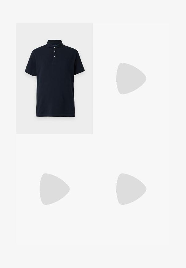 Polo de manga corta azul marino con cuello y tres botones blancos en la tapeta, mostrado sobre un fondo liso.; Pantalones rectos azules con cierre de botón y cremallera, trabillas para cinturón y bolsillos frontales, exhibidos sobre un fondo blanco.; Mocasín de cuero marrón oscuro con suela crema flotando sobre una alfombra beige texturizada, mesa redonda de madera y libros apilados al fondo.; Cinturón de cuero negro enrollado con hebilla rectangular de metal plateado sobre un fondo claro y sencillo.