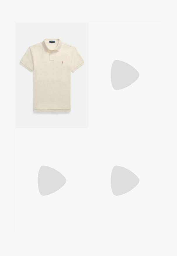 Polo beige de manga corta, con cuello abotonado y un pequeño logo bordado en el lado izquierdo del pecho. Material de algodón texturizado.; Pantalones cortos blancos para hombre con cinturilla elástica, cierre de botón, bolsillos laterales y pequeño logo oscuro cerca del dobladillo inferior en una pierna.; Zapatilla blanca con cordones, suela de goma marrón, lengüeta verde en el talón y pequeño logo dorado de jugador de polo en el lado exterior.; Gafas de sol de carey con lentes verdes, forma redondeada, acentos dorados y brazos verde oscuro con una franja blanca.