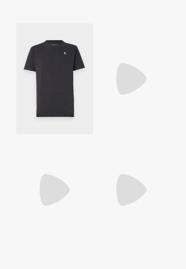 Schwarzes Baumwoll-T-Shirt mit Rundhalsausschnitt und kurzen Ärmeln, mit einem kleinen mehrfarbigen Vogel-Logo auf der linken Brust.; Schwarze Mesh-Sportshorts mit einem elastischen Bund und Kordelzug, ausgestattet mit einer perforierten Textur und einem kleinen weißen Logo auf der unteren rechten Seite.; Weißer Sportschuh mit grauen Netzpaneelen, strukturierten Überzügen, einem gepolsterten Kragen und einer Gummisohle mit kleinen Traktionsspikes.; Schwarze Stofftasche mit flacher Form, mit fettgedrucktem weißen Text. Der Reißverschluss befindet sich oben, mit einer Schlaufe an einer Seite.