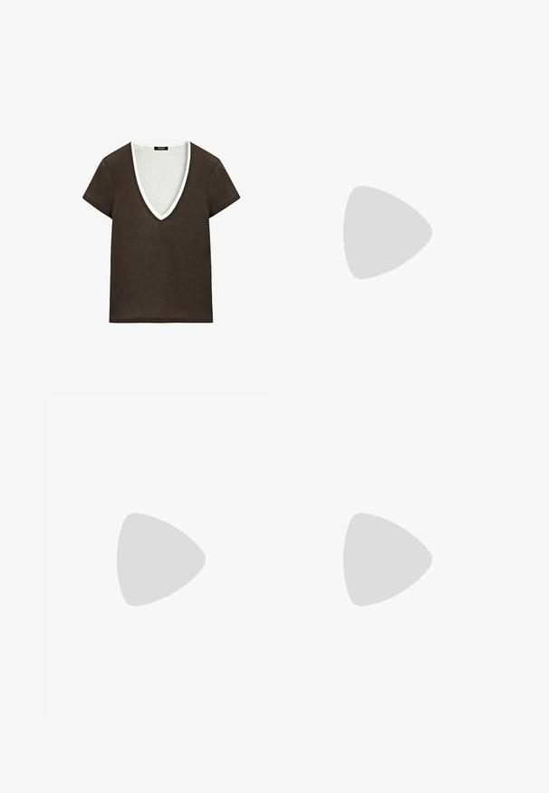 T-shirt marron foncé à manches courtes avec un col en V et une bordure blanche autour de l'encolure sur fond blanc.; Jupe évasée marron avec des motifs géométriques en diamant blancs. Texture lisse et soyeuse avec une taille ajustée et une coupe à hauteur des genoux.; Mule en cuir marron à bout ouvert, avec un talon kitten bas et fin et une semelle intérieure rembourrée, présentée sur fond blanc.; Sac à main en daim marron foncé en forme de croissant avec une seule sangle large et une texture lisse sur fond blanc.