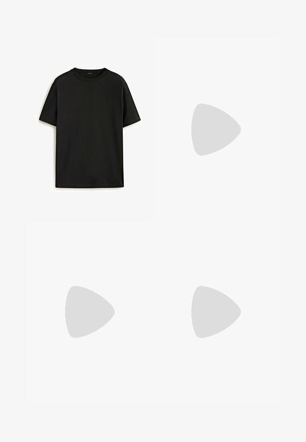 Zwarte katoenen t-shirt met een klassieke ronde hals, korte mouwen en een comfortabele pasvorm. Gladde textuur, zonder patronen of versieringen.; Zwarte wijde broek gemaakt van gladde stof, met een platte tailleband, voorplooien en een enkele knoopsluiting.; Zwarte leren slip-on sandaal met drie gekruiste bandjes, platte zool en een gladde textuur, boven een geweven natuurlijk vezel tapijt.; Zwarte vierkante zonnebril met donkere lenzen, featuring gouden accenten op de armen en een gladde kunststof textuur.