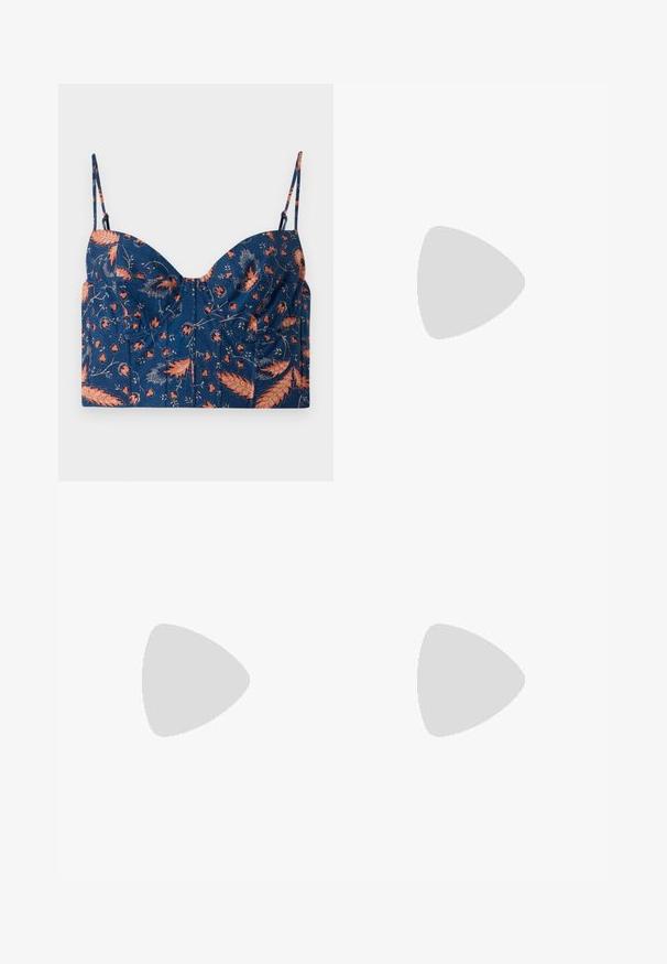 Marineblå cropped top med blomsterprint i orange og pink, med tynde justerbare stropper og strukturerede kopper. Blød stoftekstur.; Højtaljede blå denim jeans med brede ben, lodrette sømme foran, sidelommer, bæltestropper og knaplukning.; Sort og beige lavtop sneakers med hvid side stribe, tan sål og "Michael Kors" logo på hælområdet.; Sort læderhåndtaske i rund form, med to lange håndtag, guldfarvet hardware og et lille mærke vedhæftet. Lynlåslukning på toppen.