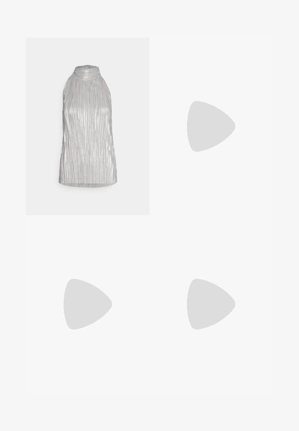 Top halter plateado con cuello alto, que presenta texturas verticales y un diseño fluido, terminado con una superficie suave y brillante.; Pantalones acampanados de lentejuelas plateadas con cintura elástica. Presentan una textura brillante y una silueta de pierna ancha.; rag & bone SPIRE MARY JANE - Bailarinas con hebilla - silver; Pendientes en forma de corazón hechos de metal en tono plateado, con una fila de rhinestones rectangulares claros a lo largo de los bordes.