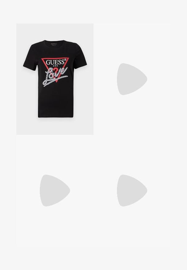 Camiseta de algodón negra con un logo en forma de triángulo rojo con "GUESS U.S.A." y un diseño de texto en blanco que dice "Love" y está adornado con cristales. Mangas cortas.; Vaqueros de pierna ancha azul claro de denim. Cuenta con grandes bolsillos laterales, detalles de costura y un cierre de botón con acentos dorados.; Tacón slingback de charol negro con puntera puntiaguda, tacón pequeño tipo kitten y correa con hebilla plateada sobre un fondo blanco liso.; Bolso de mano blanco con un diseño elegante y curvado, que cuenta con una delgada correa negra y un acento de logotipo triangular plateado. Textura suave y un detalle mínimo.
