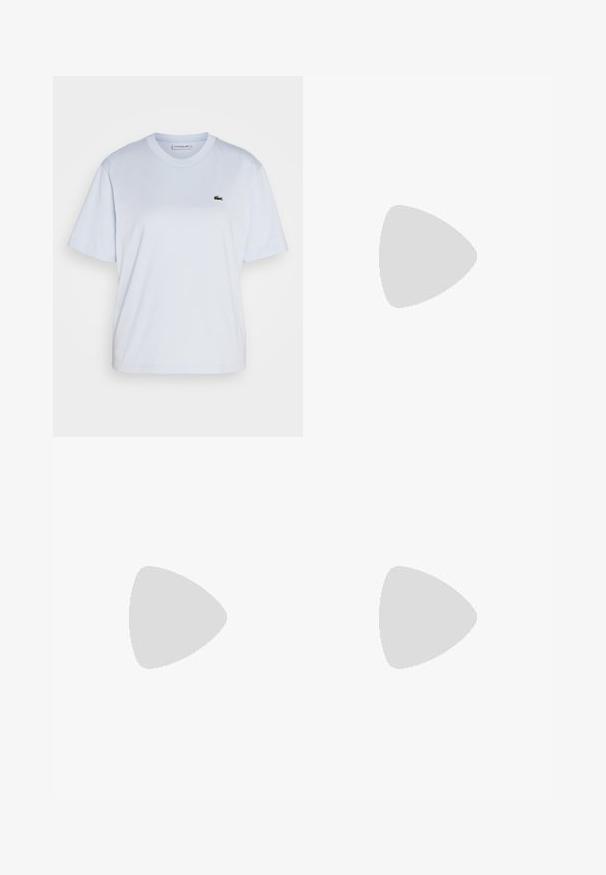 Lacoste T-Shirt basic - phoenix blue; Hellblaue Jeans aus Denim mit geradem Bein, fünf Taschen und Metallknöpfen am Standardbund.; Weißer High-Top-Canvas-Sneaker mit weißen Schnürsenkeln, metallischen Ösen, dicker Gummisohle und strukturierter Zehenkappe, nach links auf weißem Hintergrund ausgerichtet.; Hellblaue Denim-Tasche mit doppelten Griffen und dem Wort „CLOSED“ in großen Buchstaben auf der Vorderseite bestickt.