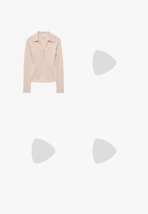 Haut en maille côtelée beige à manches longues, col large et patte de boutonnage devant avec six boutons recouverts de tissu.; Mini-jupe en cuir beige à la coupe ajustée, dotée d'une fermeture éclair latérale et d'un bouton. Texture lisse avec des détails de couture.; Botte en cuir noire mi-mollet avec bout pointu et talon moyen fin, avec un petit logo métallique près du bord supérieur.; Sac à main en cuir rouge foncé avec deux poignées supérieures, accents dorés, une bandoulière amovible et un petit logo doré en bas à droite sur le devant.