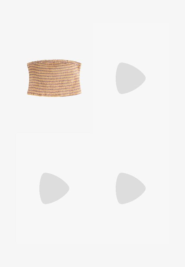 Stripet elastisk tube top med lilla og gule vandrette striber og et tekstureret, rynket stofmønster.; VILA Petite VICELINA MIDI SKIRT - A-snit nederdel - toasted coconut; Fødder iført beige Birkenstock-sandaler med guldspænder, parret med mørkeblå denimjeans, der er rullet op ved manchetten, stående på trægulv.; Beige stoftaske med blød struktur, sorte afrundede håndtag og et sort snor med perle detaljer hængende nær håndtagene.