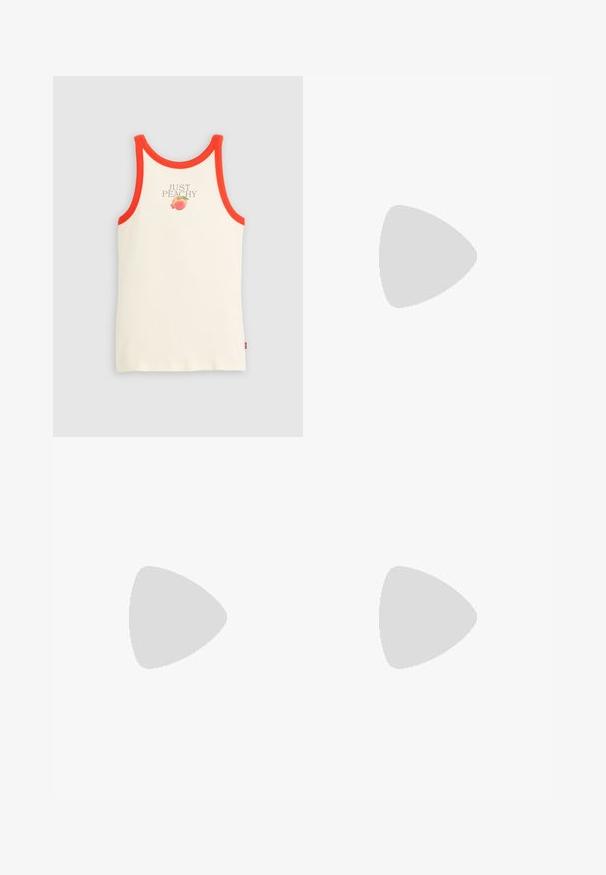 Crèmekleurige tanktop met oranje bies, met tekst "JUST PEACHY" en een kleine perzikafbeelding onder de tekst op het borstgebied.; Lichtblauwe denimrok met een aansluitende pasvorm, vijf zakken, een knoop- en ritssluiting en gestikte details langs de zoom.; Witte canvas sneakers met rubberen zolen, voorzien van zes vetertjes, een ronde neus en lichte stikdetails, gecombineerd met witte enkelsokken.; Zwarte ovale zonnebril met slanke pootjes en rood getinte glazen, rustend op een witte ondergrond.