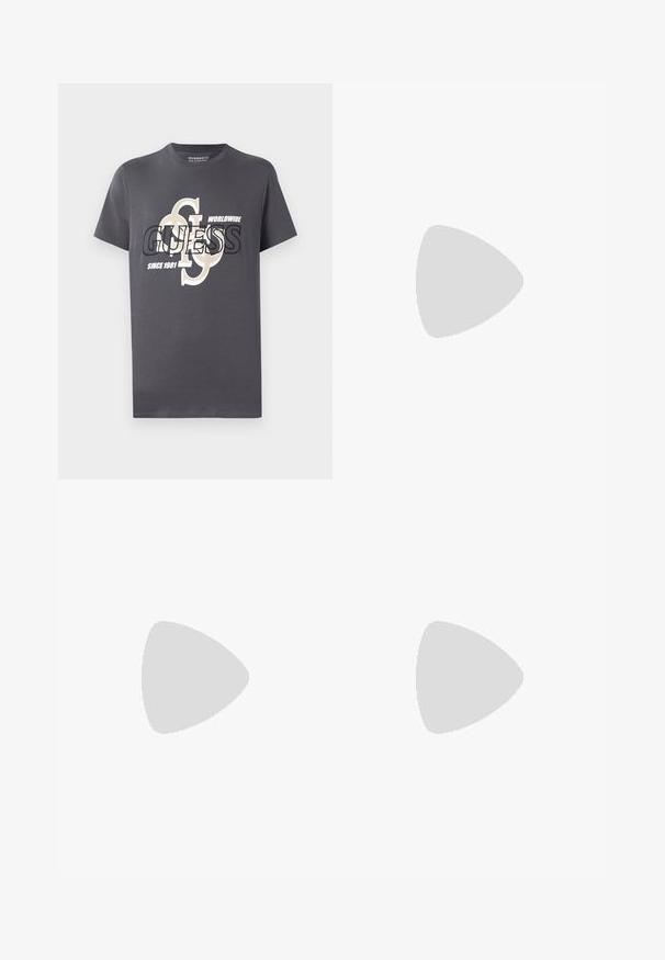 Graues Baumwoll-T-Shirt mit kurzen Ärmeln, das einen großen Grafikdruck in Schwarz und Beige zeigt, einschließlich des Textes "GUESS", "WORLDWIDE" und "SINCE 1981."; Dunkelblaue Jeans aus Denim mit geradem Bein und einem ausgewaschenen Effekt. Enthält einen Frontknopfverschluss und Taschen.; Schwarze Leder- ankle boot mit spitzem Zehenbereich, elastischen Seitenpaneelen, vertikalen Steppnähten und einem niedrigen Blockabsatz.; Schwarzer Ledergürtel mit silberner Metallschnalle und "DIESEL"-Logo an der Gürtelschlaufe, auf einfarbigem hellem Hintergrund präsentiert.