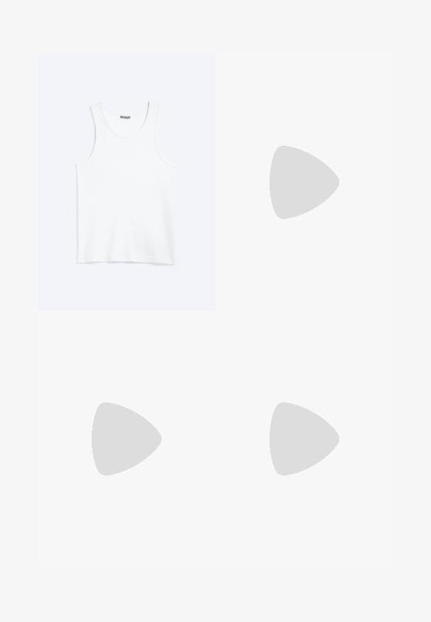 Weißes ärmelloses Tanktop mit rundem Ausschnitt und Weekday-Markenetikett auf der Innenseite des hinteren Kragens, flach auf hellem Hintergrund dargestellt.; Schwarze Jeansshorts mit verblasstem Farbverlauf, ausgefransten abstrakten Mustern an den Oberschenkeln, vorderen Taschen, Gürtelschlaufen und einem Knopfverschluss.; Schwarze Gummiregenstiefel mit niedrigem Absatz, runder Spitze und einem silbernen Schnallenakzent. Verfügt über eine strukturierte Sohle für besseren Halt.; Rechteckige schwarze Sonnenbrille mit dunklen Gläsern. Schmale, flache Bügel mit einem goldenen Akzent. Glatter Kunststoffrahmen mit matter Oberfläche.