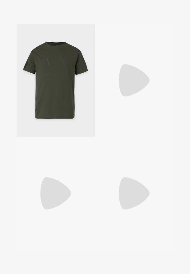 Σκούρο πράσινο κοντομάνικο T-shirt με στρογγυλή λαιμόκοψη και διακριτικό μαύρο λογότυπο Armani Exchange στο μπροστινό μέρος.; Σορτς τζιν σε σκούρο μπλε με άνετη εφαρμογή, που διαθέτουν κούμπωμα και ορατές ραφές κατά μήκος του στριφώματος και των τσεπών.; Μπεζ χαμηλά αθλητικά παπούτσια με ύφασμα και επάνω μέρος από σουέντ, άσπρα κορδόνια, λαστιχένια σόλα και θηλιά στο πίσω μέρος, εμφανιζόμενα στο πλάι σε λευκό φόντο.; Ορθογώνια σκούρα μπλε τσάντα χιαστί με ρυθμιζόμενο λουράκι, κλείσιμο με φερμουάρ και διακριτικό μοτίβο λογότυπου στο μπροστινό πάνελ.