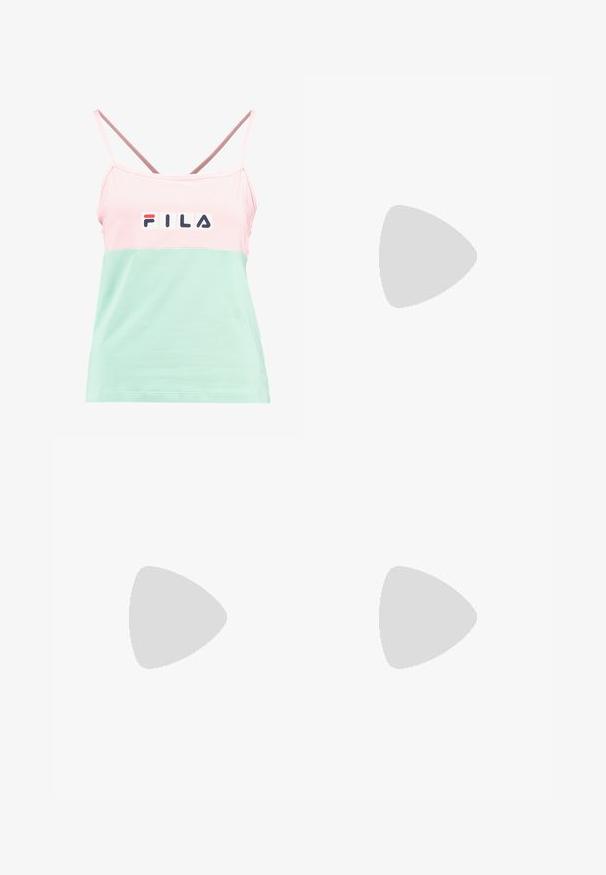 Rosa und mintgrünes Tanktop aus Baumwolle mit dünnen Trägern und einem auffälligen FILA-Logo auf der Brust. Glatte Textur, lässiges Design.; Dunkelgrüne Sportshorts mit einem elastischen Bund, ausgestattet mit gelben Seitenstreifen und einem gestickten gelben Logo am Unterschenkel.; Grauer Veloursleder-Sneaker mit drei weißen Streifen, abgerundeter Spitze, Gummisohle in Karamellfarbe und kleinem Markenlogo an der Seite.; Schwarze Sonnenbrille mit grauen Gläsern, versehen mit einem Rastermuster aus kleinen metallischen Strasssteinen entlang der Fassung. Glatte Oberfläche, kantiges Design.