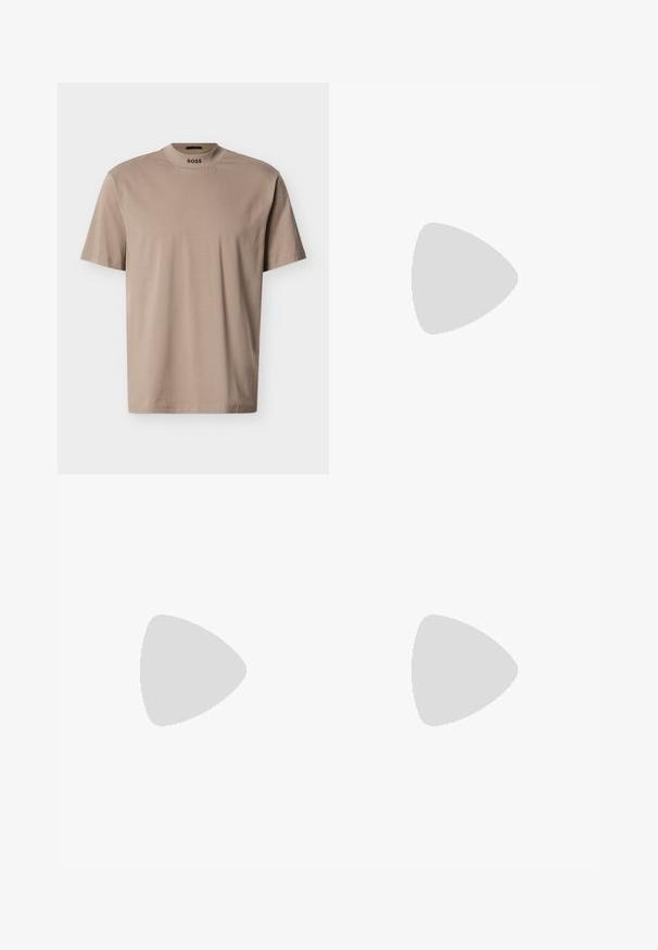 Beige T-shirt met korte mouwen en een hoge ronde hals, met "BOSS"-logo op de kraag. Gemaakt van zachte stof met een gladde textuur.; Zwarte denim flared jeans met een vervaagde afwerking, zichtbare slijtage en een uitgerafelde zoom. Heeft een klassieke stijl met vijf zakken en metalen knoopsluiting.; Beige suede sneakers met een gestroomlijnd ontwerp, voorzien van een textuur bovenwerk, ronde neus en een rubberen zool met een zigzagpatroon.; Zwarte gestructureerde leren crossbodytas met voorvak met ritssluiting en verstelbare brede stoffen schouderband op een witte achtergrond.