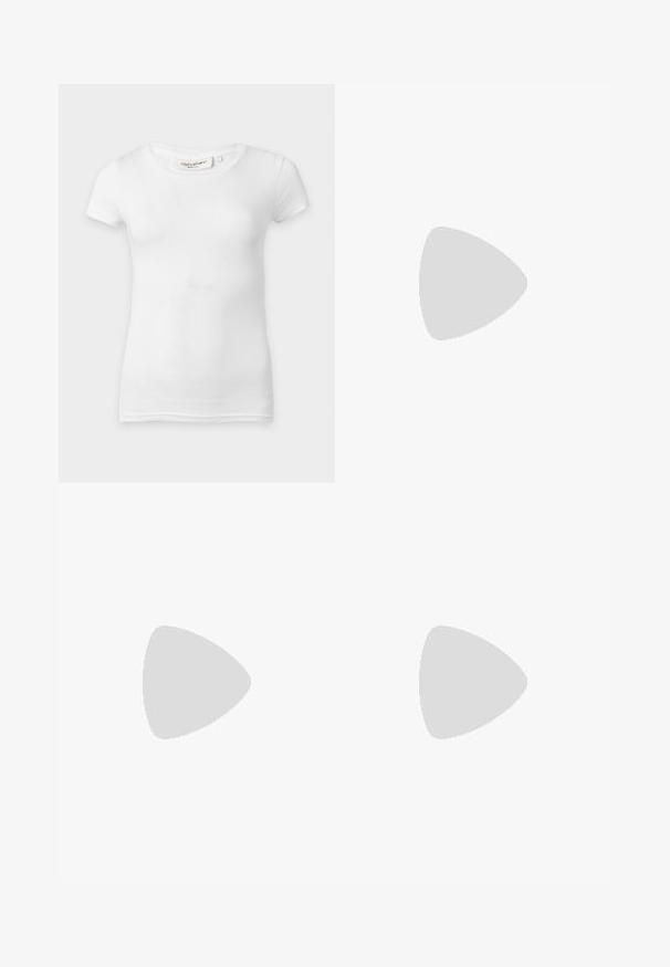 Camiseta ajustada de manga corta blanca lisa con cuello redondo, mostrada sobre una superficie plana.; Jeans de mezclilla negra con un corte relajado, piernas rectas y un ligero desgaste. Presentan un cierre de botón y un diseño de cinco bolsillos para mayor funcionalidad.; Piernas con leggings oscuros acanalados combinados con bailarinas negras que presentan pequeños detalles de lazo sobre un fondo blanco.; Pequeño bolso negro brillante con dos asas largas y detalles de cordón lateral sobre un fondo claro liso.