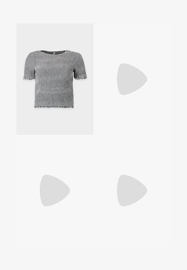 Sort og hvid stribet top med korte ærmer i tekstureret, smocket stof med flæsekant på ærmer og kant.; Højtaljede gråvaskede denimjeans med fem lommer, knaplukning og en afslappet lige pasform.; Ben iført mørke ribbede leggings kombineret med sorte balletsko med små sløjfedetaljer på hvid baggrund.; Lille sort blank håndtaske med to lange håndtag og snøre-detaljer i siden på en ensfarvet lys baggrund.