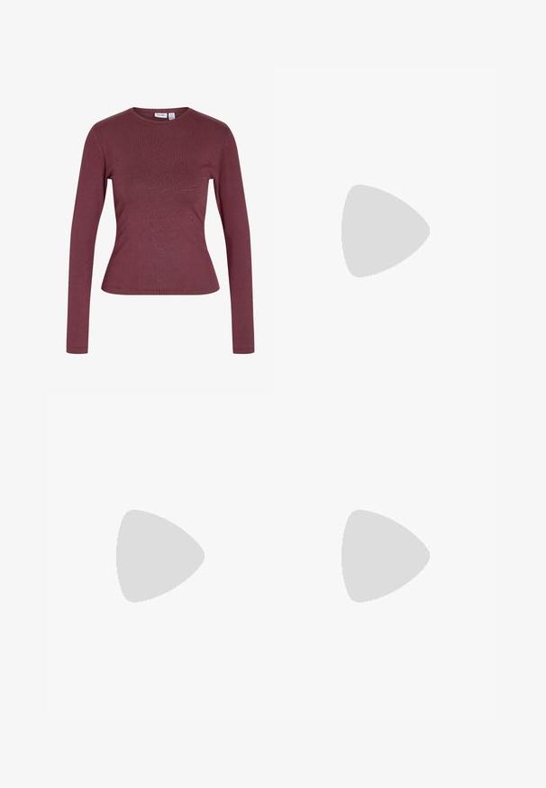 Langærmet tætsiddende top i ensfarvet mørk mauve med rund halsudskæring uden mønstre eller pynt.; Grå plisserede bukser med en skræddersyet pasform, lavet af et tekstureret stof. Har en talje med løkker og lige ben.; Sorte patentlæder slingback hæle med spids tå og en geometrisk blok hæl. Har et elegant, minimalistisk design og en glat tekstur.; Runde, bruntonede solbriller med en glansfuld bordeauxramme. Slanke arme med diskret brandingdetalje. Flad linsedesign.
