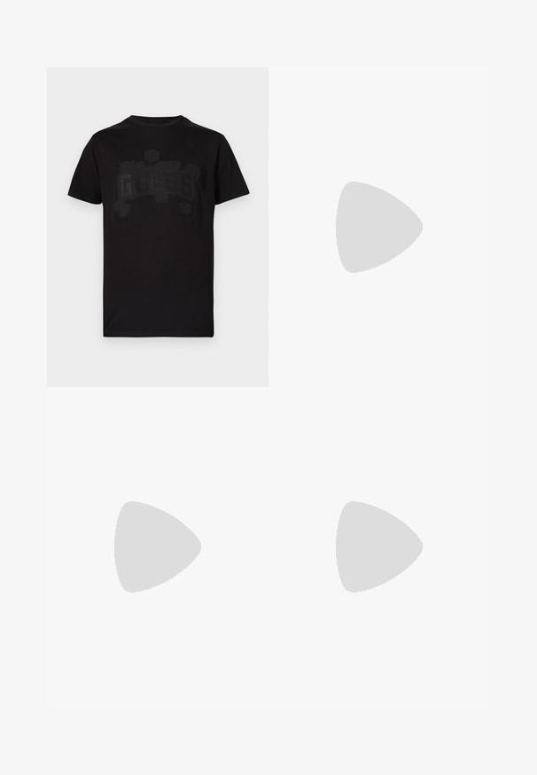 Camiseta de algodón negra con mangas cortas y cuello redondo. Presenta un diseño tonal en relieve del logotipo "GUESS", acentuado con elementos decorativos.; Pantalones beige de algodón con corte recto, que cuentan con un cierre frontal de botones, bolsillos laterales y detalles de textura sutil.; Mocasín de hombre de piel negra con costura moc toe, tira penny, cuello texturizado y tacón bajo apilado sobre fondo blanco.; Bolsa tote de lona beige con dos asas y bolsillo delantero, "LES DEUX" bordado en el bolsillo.