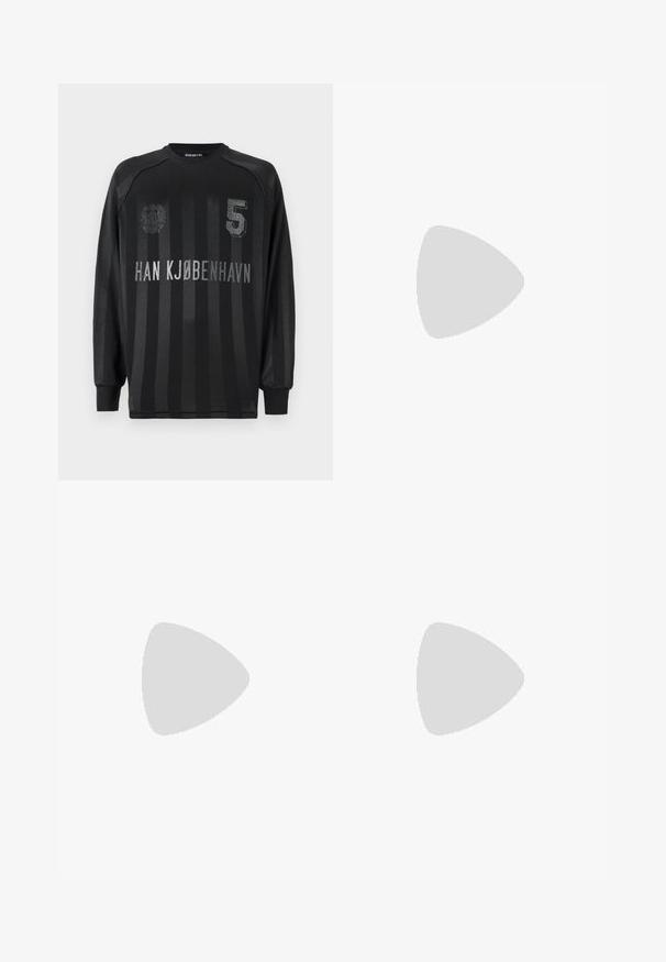 Schwarzes Langarm-Trikot mit vertikalen Streifen, geprägt mit der Nummer 5 und dem Text "HAN KØBENHAVN" in Silber. Aus glattem Stoff gefertigt.; Schwarze Denim-Jeans mit Rissdetails, schlankem Schnitt, fünf Taschen und klassischem Reißverschluss. Abgetragenes Aussehen mit verblassten Stellen.; Schwarze Lederleter mit einer abgerundeten Zehenpartie, ausgestattet mit goldenen Hardwareakzenten und Stichdetails, auf einer niedrigen, strukturierten Gummisohle.; Schwarze Moschino Bauchtasche mit Frontreißverschluss und verstellbarem Riemen auf einfachem hellem Hintergrund.