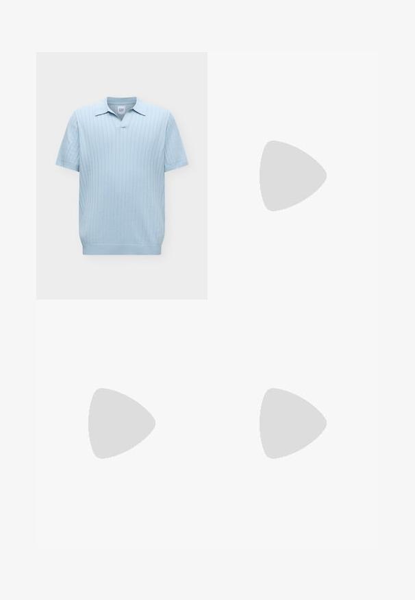 Polo en maille bleu clair à manches courtes avec texture côtelée verticale et col doux, présenté sur fond blanc uni.; Shorts bleu clair tailleur à la longueur genou avec passants pour ceinture, poches avant et design épuré, minimaliste sur fond blanc.; Mocassin penny en cuir noir avec talon bas, bout arrondi et détails cousus à l'avant et sur les côtés, présenté sur un fond neutre.; Mallette en cuir noir avec doubles poignées, bandoulière amovible et petit texte de logo à l'avant, sur un fond uni clair.
