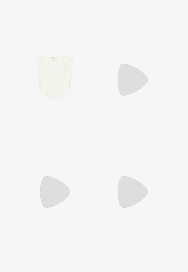 Hvid ærmeløs bluse med rund halsudskæring og subtile lodrette sømdetaljer på forsiden.; Bredbenede, cremefarvede bukser med høj talje, frontliggende læg, bæltestropper og sidelommer, vist fladt på en hvid baggrund.; Sorte læderankelstøvler med elastiske sidepaneler, afrundet tå og en tyk, tekstureret gummisål med dybe riller for ekstra greb.; Skildpadde-solibriller med et dristigt firkantet design, blå linser og sorte detaljer. Har Jimmy Choo-branding på siden.