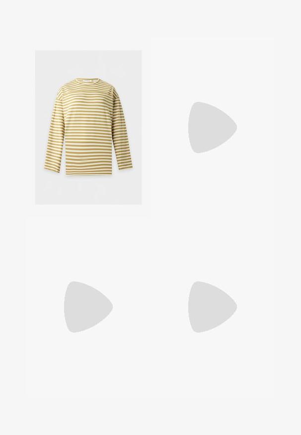 Langærmet skjorte med beige og hvide horisontale striber, rund halsudskæring og afslappet pasform, vist på en ensfarvet lys baggrund.; Sort slim-fit jeans med to frontlommer, bæltestropper og dobbelt knaplukning, præsenteret på en ensfarvet hvid baggrund.; Brune læder cowboystøvler med flammebroderi, sidelukning med lynlås, sølvnitter, spids snude og lagdelt hæl.; Sort læderhåndtaske med rund form, dobbelte hanke, dekorative hardware-detaljer og snøre på siden. Glat, blank overflade.